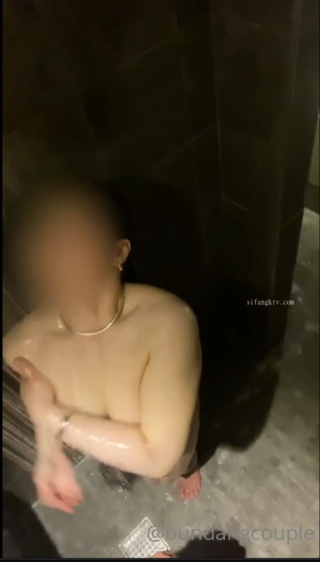 高端外围小姐姐高马尾牛仔裤 迫不及待退下小背心 掏出奶子吸吮起来 扣穴舔逼揉搓阴蒂 骑乘后入大力猛操